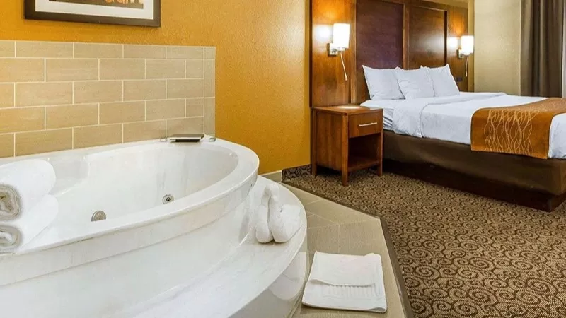 Comfort Suites Ramsey Anoka Minnesota jacuzzi suite best value