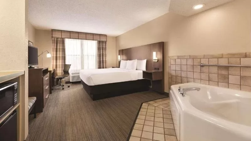 Country Inn Suites by Radisson Forest Lake Minnesota jacuzzi suite best lakeside pick