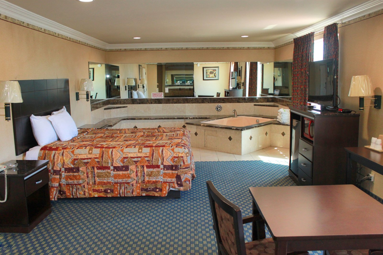 Crystal Inn Suites & Spas jacuzzi suite best near intuit dome