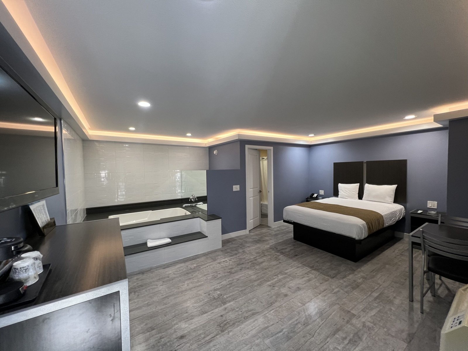Deluxe Inn Hawthorne jacuzzi suite best near kia forum