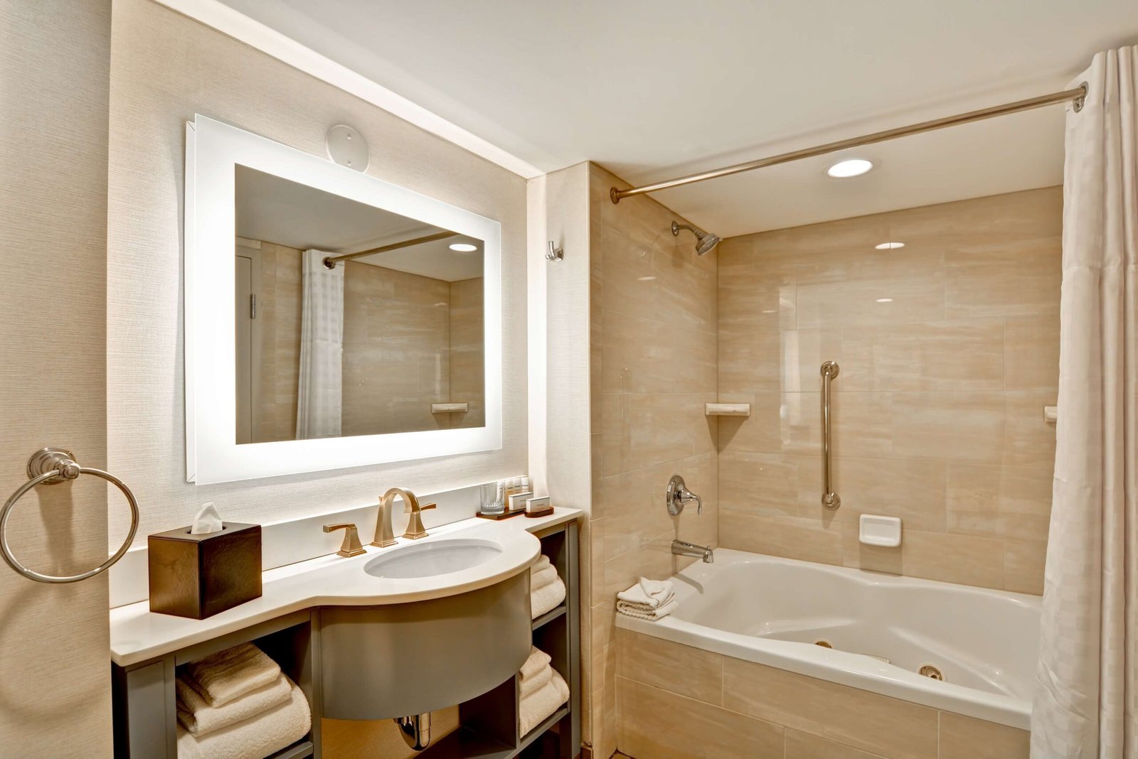 Embassy Suites by Hilton Orlando Downtown jacuzzi suite best downtown location
