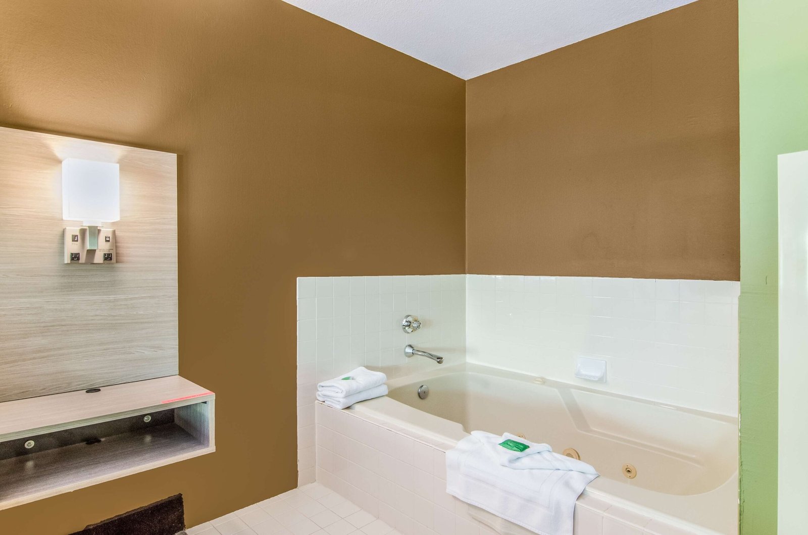 GuestHouse Inn Suites Hotel Poulsbo Washington jacuzzi suite best quiet getaway