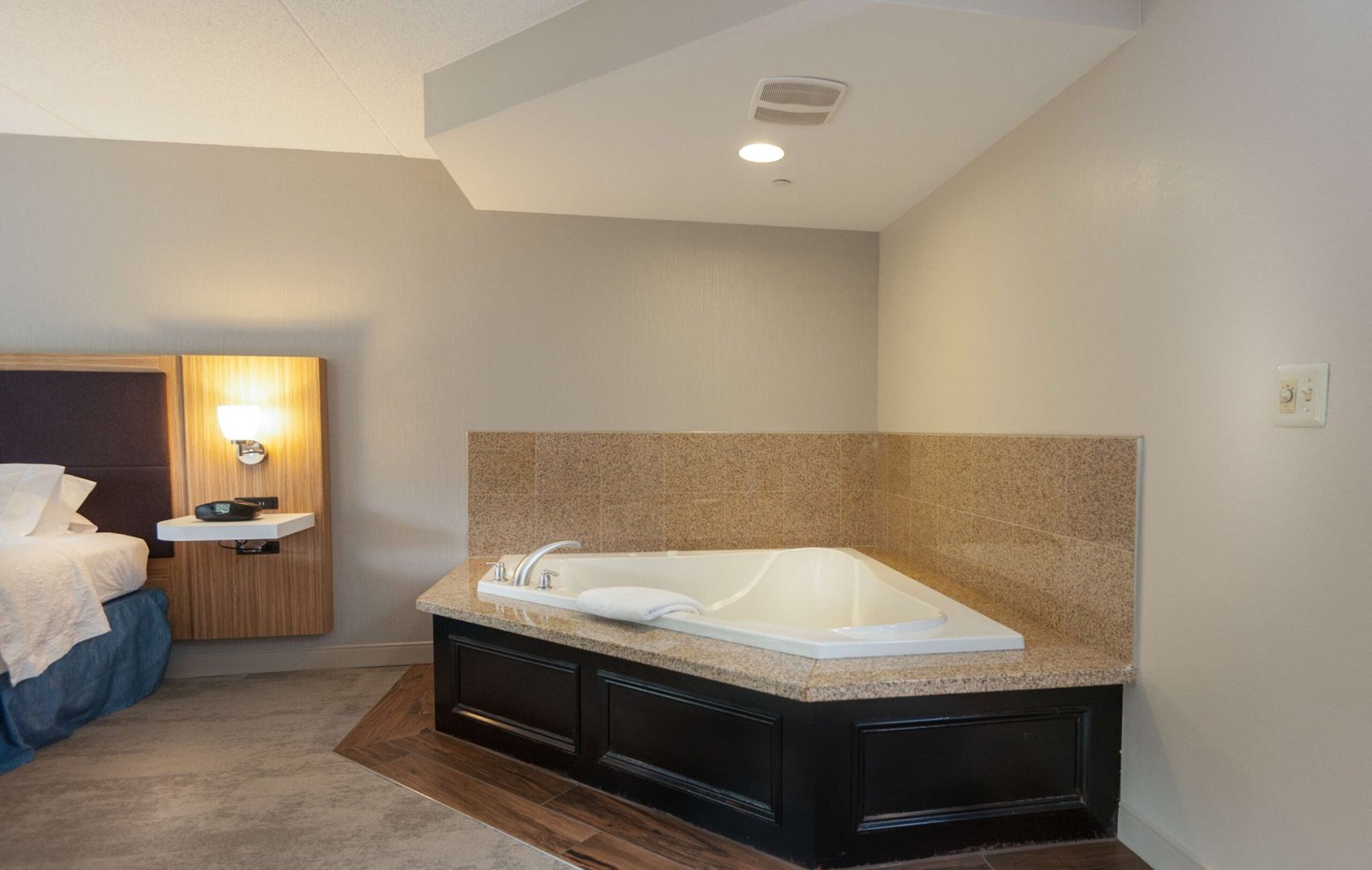 Hampton Inn Doylestown jacuzzi suite best amenities