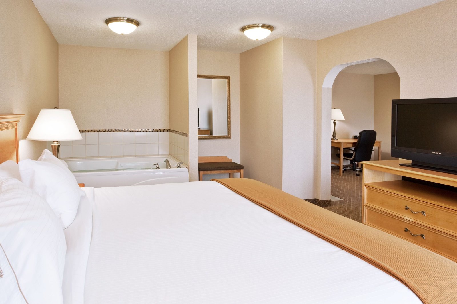 Holiday Inn Express Suites Chesterfield Detroit jacuzzi suite near Metro Beach