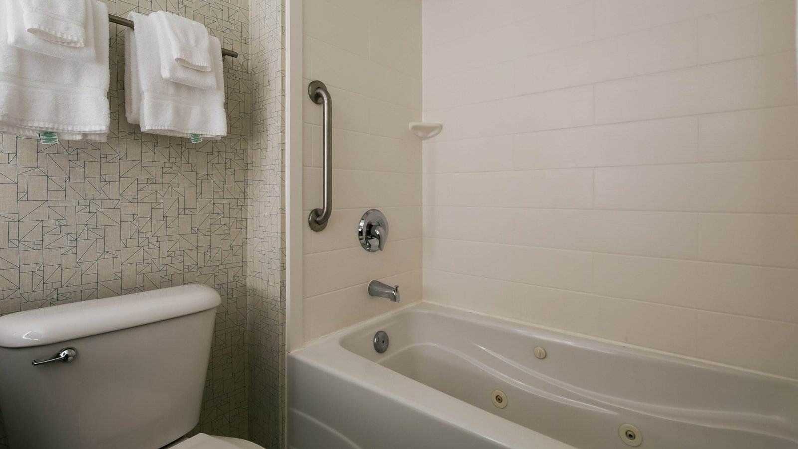 Holiday Inn Express Suites Everett Washington jacuzzi suite most affordable