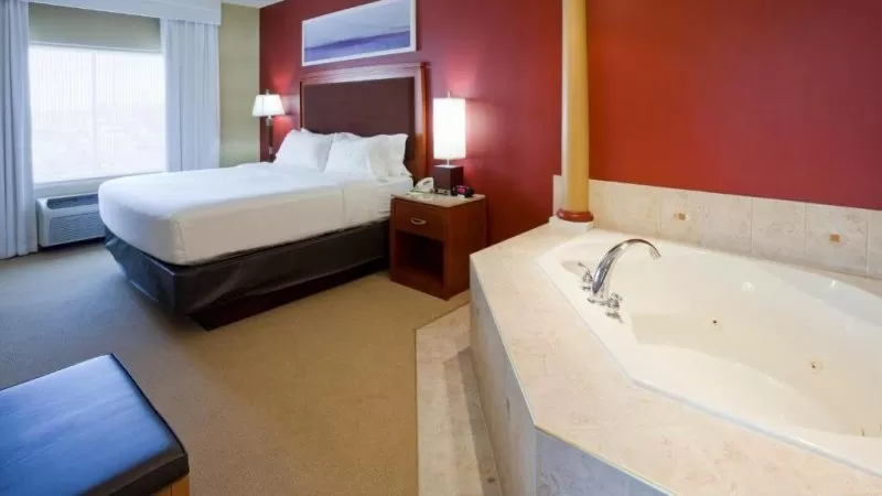 Holiday Inn Suites Maple Grove NW Mpls Arbor Lakes jacuzzi suite best for families