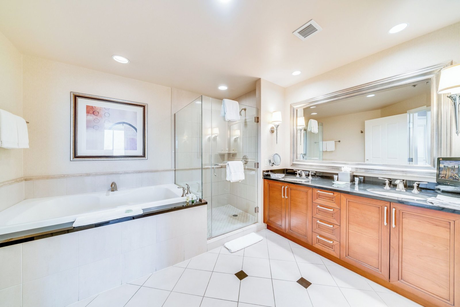 Jet Luxury Elite at The Signature jacuzzi suite most affordable