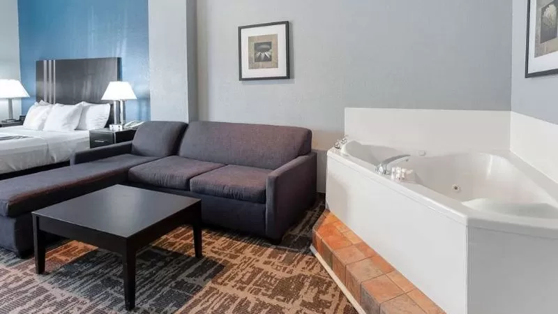 La Quinta Inn Suites Wyndham Kerrville Texas jacuzzi suite best in Hill Country