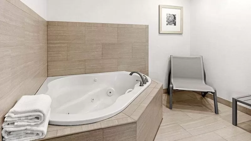 La Quinta Inn Suites Wyndham Portland NW jacuzzi suite near Willamette River