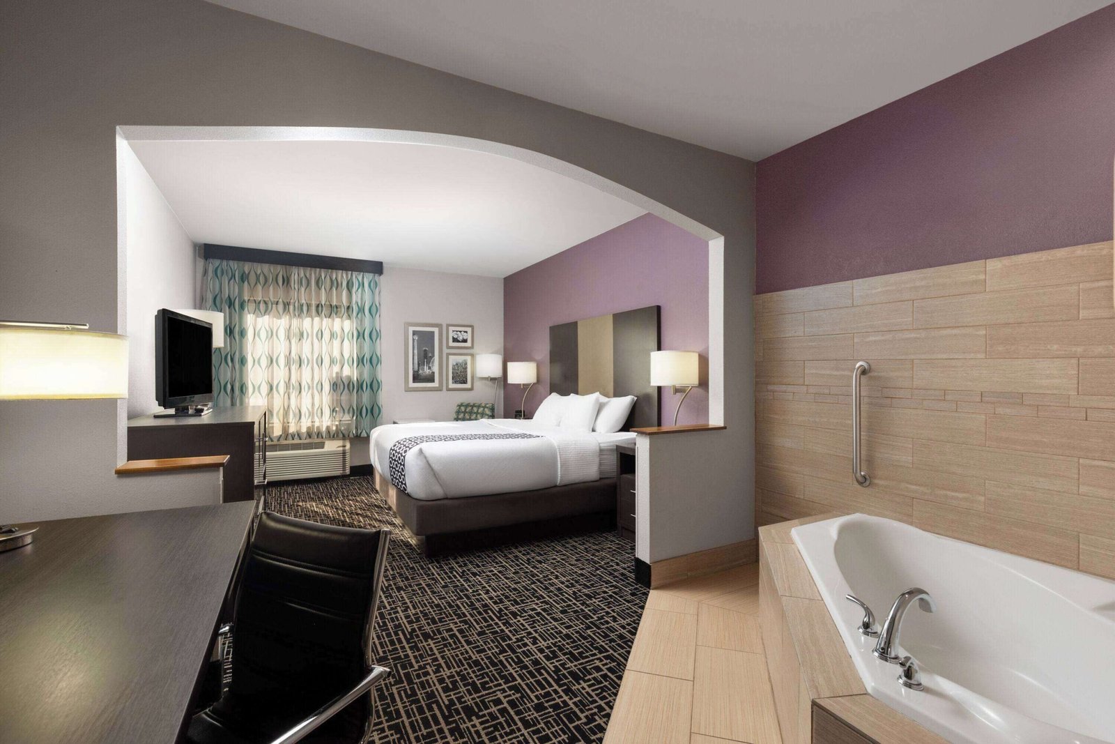 La Quinta Inn Suites Wyndham Snellville Stone Mountain jacuzzi suite best near Stone Mountain Park