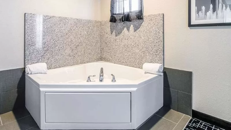 La Quinta Inn & Suites by Wyndham Kansas City Airport jacuzzi suite best near airport