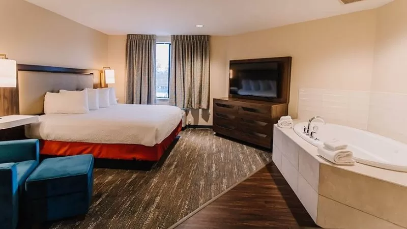 Portlander Inn and Marketplace Portland jacuzzi suite best near airport