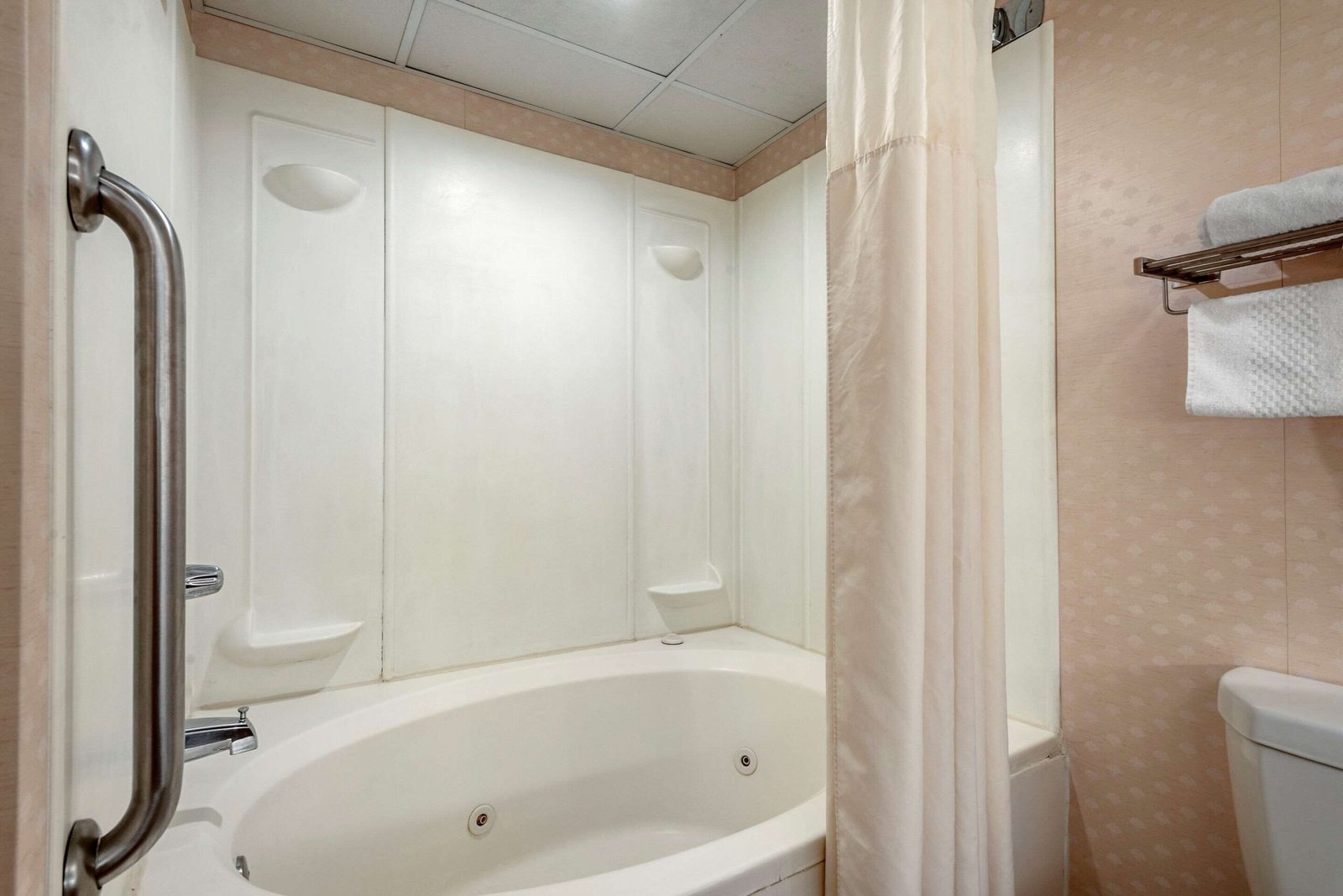 Quality Inn Montgomeryville jacuzzi suite best jetted tub value