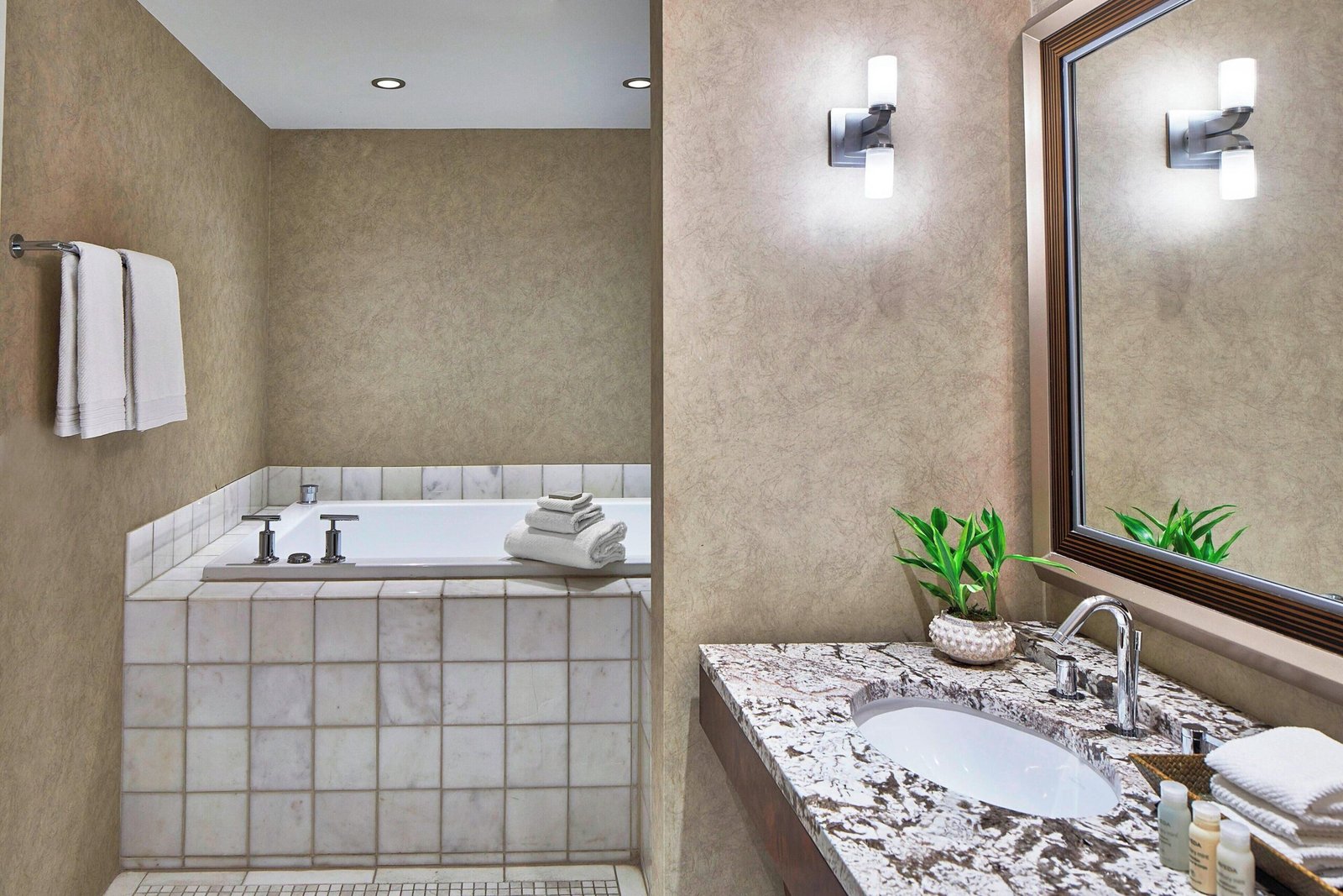 Renaissance Atlanta Midtown Hotel jacuzzi suite best in Midtown