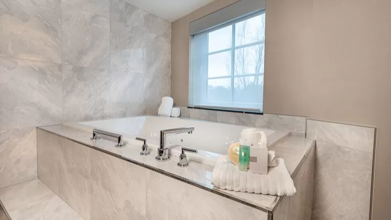 Silver Cloud Hotel Seattle Broadway jacuzzi suite best near Space Needle