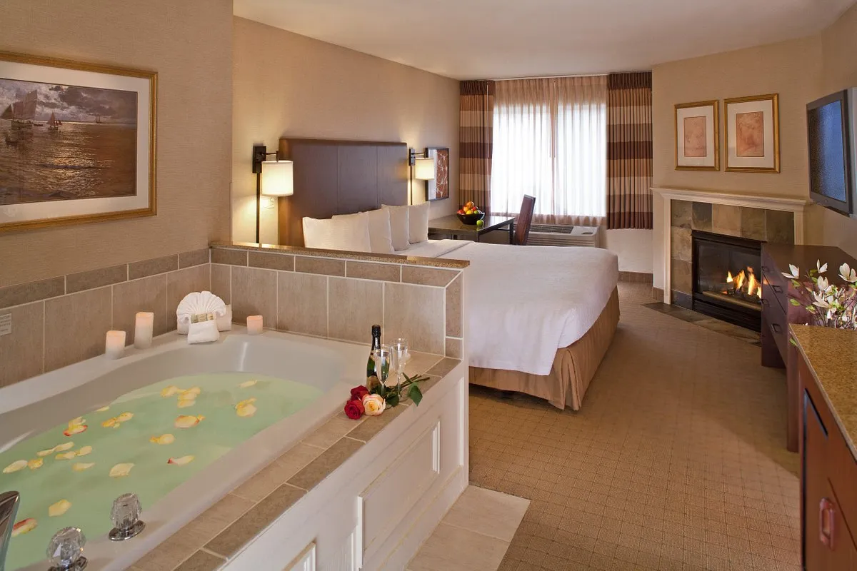 Silver Cloud Hotel Seattle Lake Union jacuzzi suite near University of Washington
