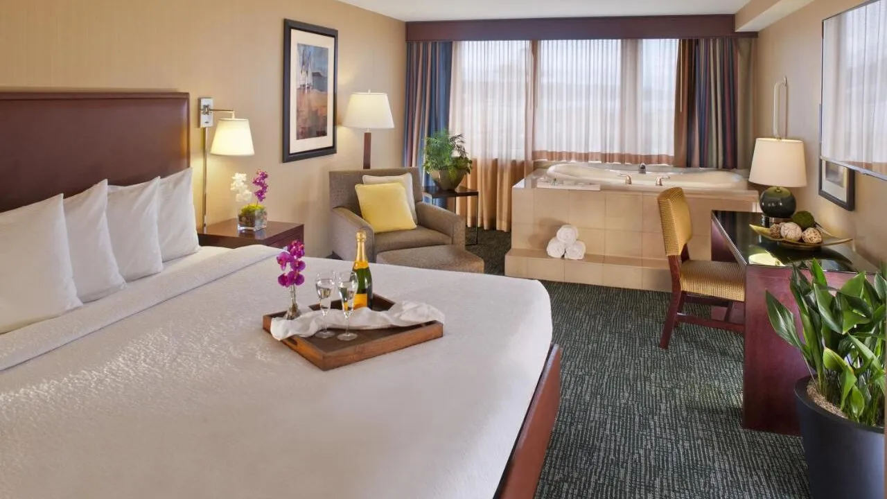 Silver Cloud Hotel Seattle Stadium jacuzzi suite best overall