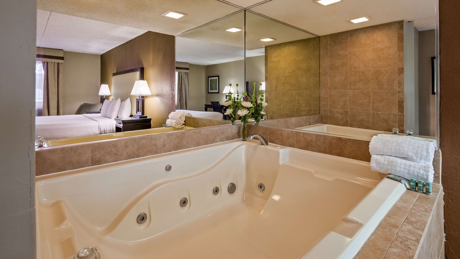 Best Western Detroit Livonia jacuzzi suite best near laurel park place