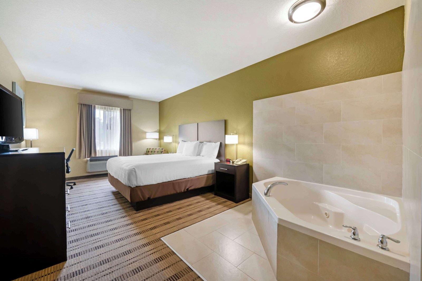 Best Western Edgewater Inn jacuzzi suite best value