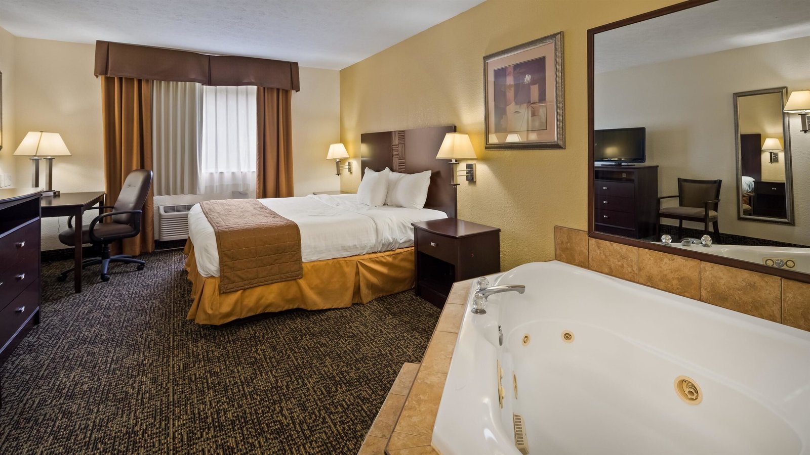 Best Western Inn Elyria Ohio jacuzzi suite most affordable