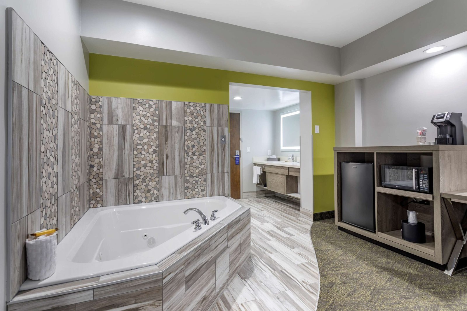 Best Western Plus Apple Valley Lodge Pigeon Forge jacuzzi suite most affordable