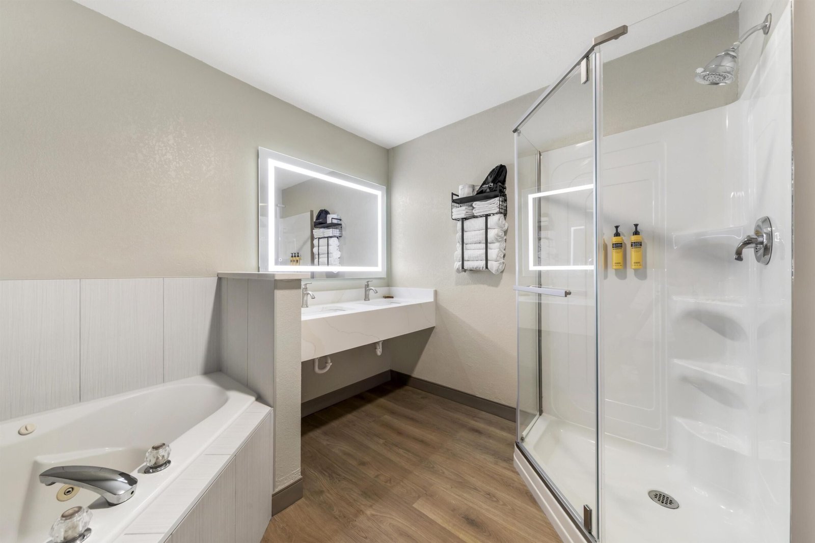 Best Western Plus Revere Inn & Suites jacuzzi suite best value