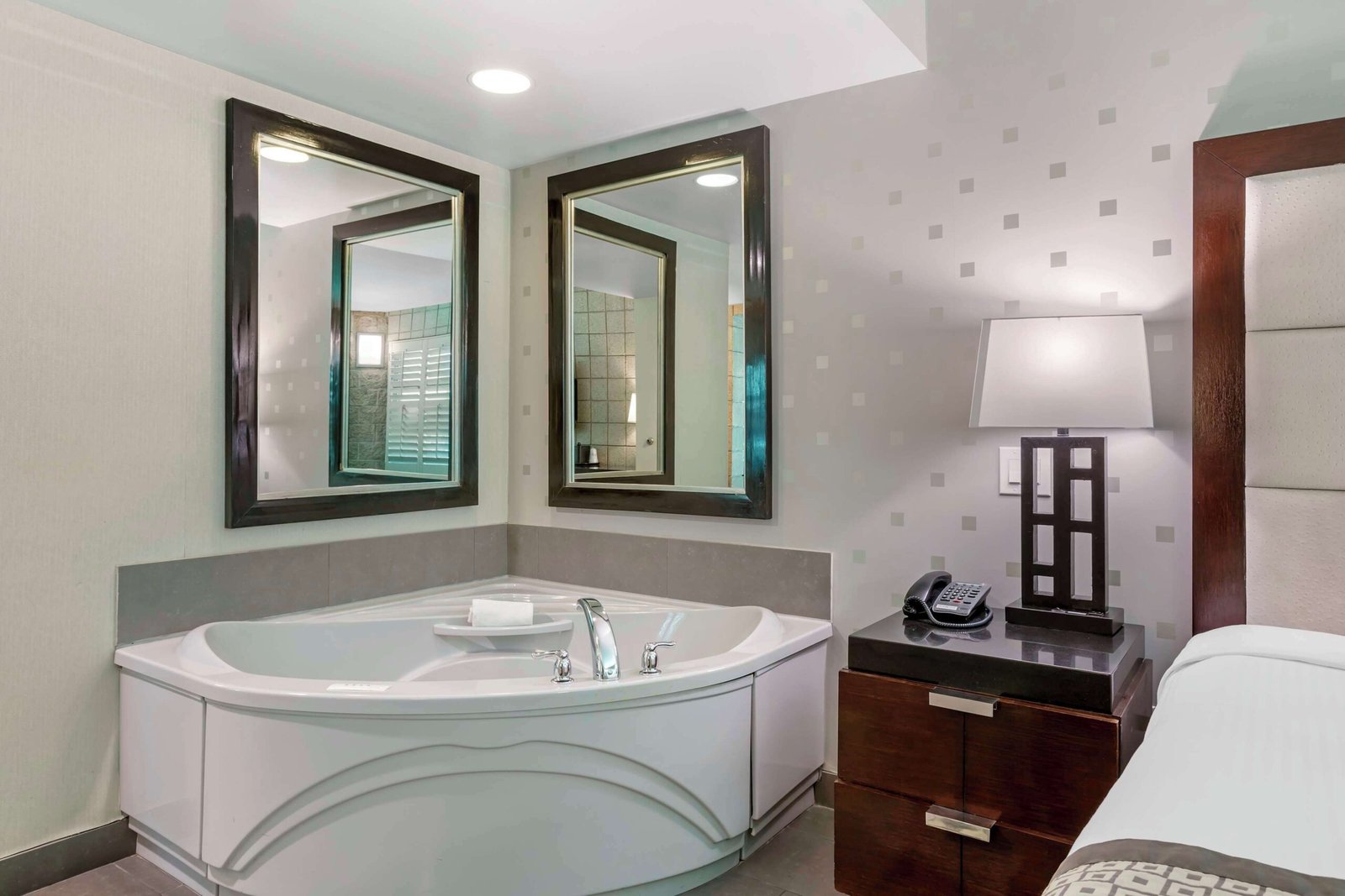 Best Western Plus Sundial jacuzzi suite best walkable scottsdale value