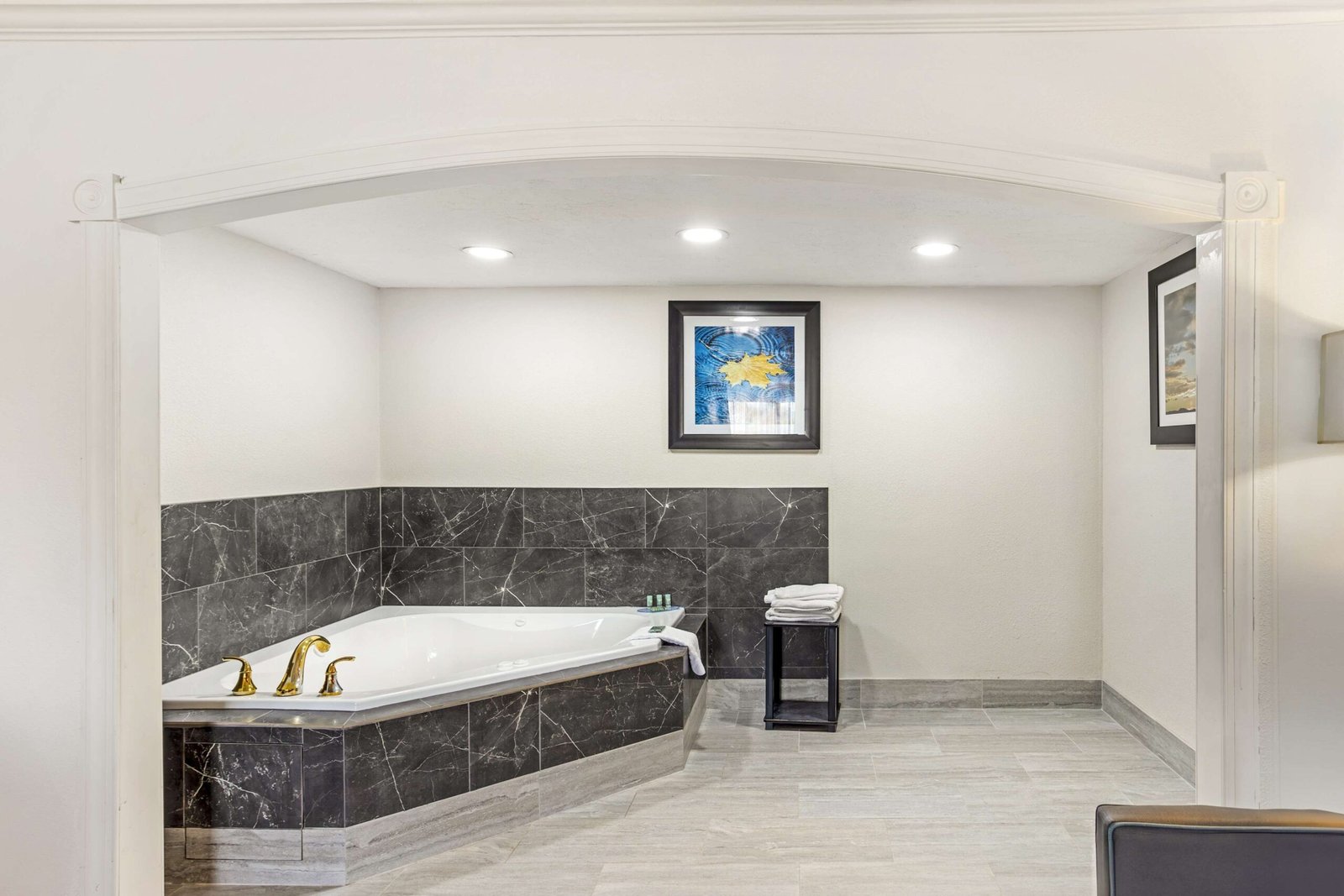 Best Western Westgate Inn jacuzzi suite most affordable