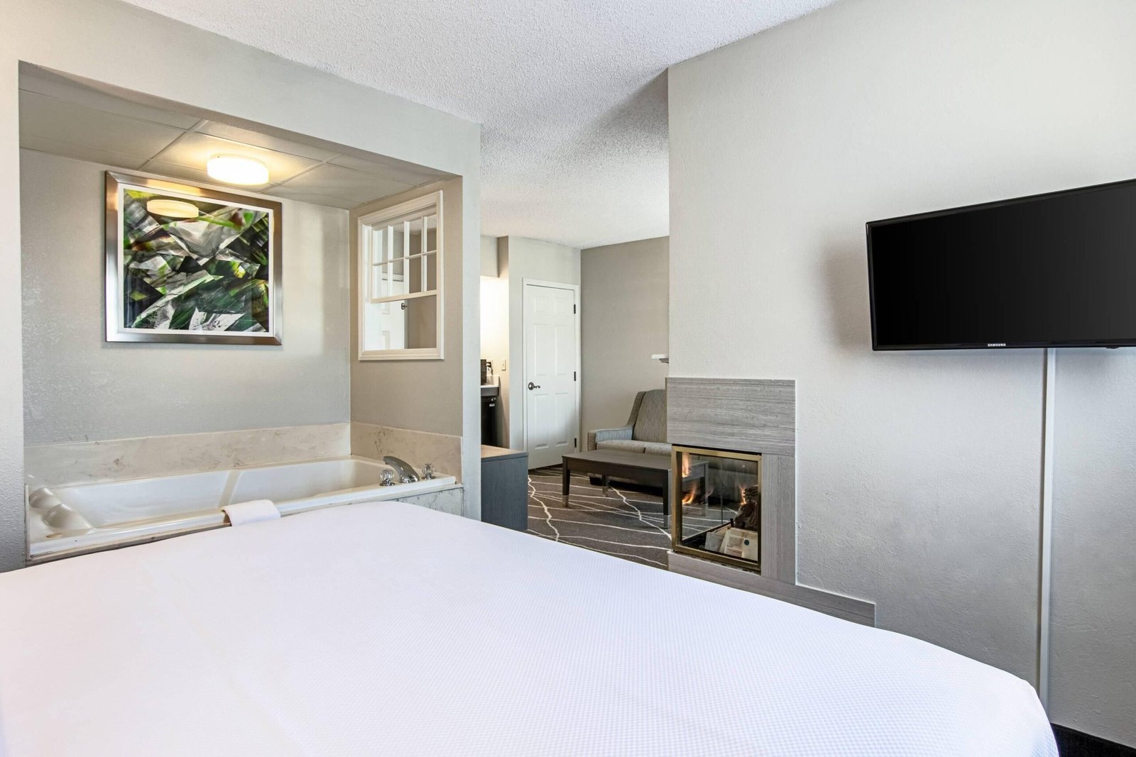 Clarion Inn Willow River jacuzzi suite best value near sevierville