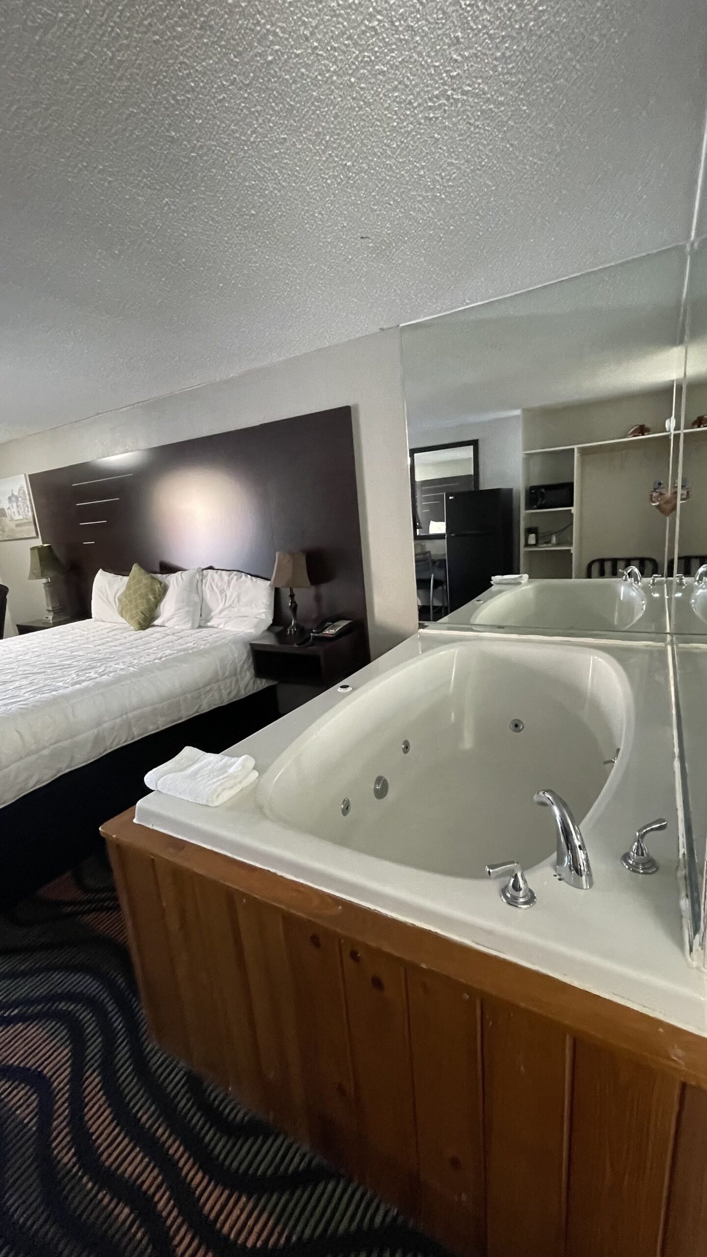 Country Town N Suites jacuzzi suite best double-tub value