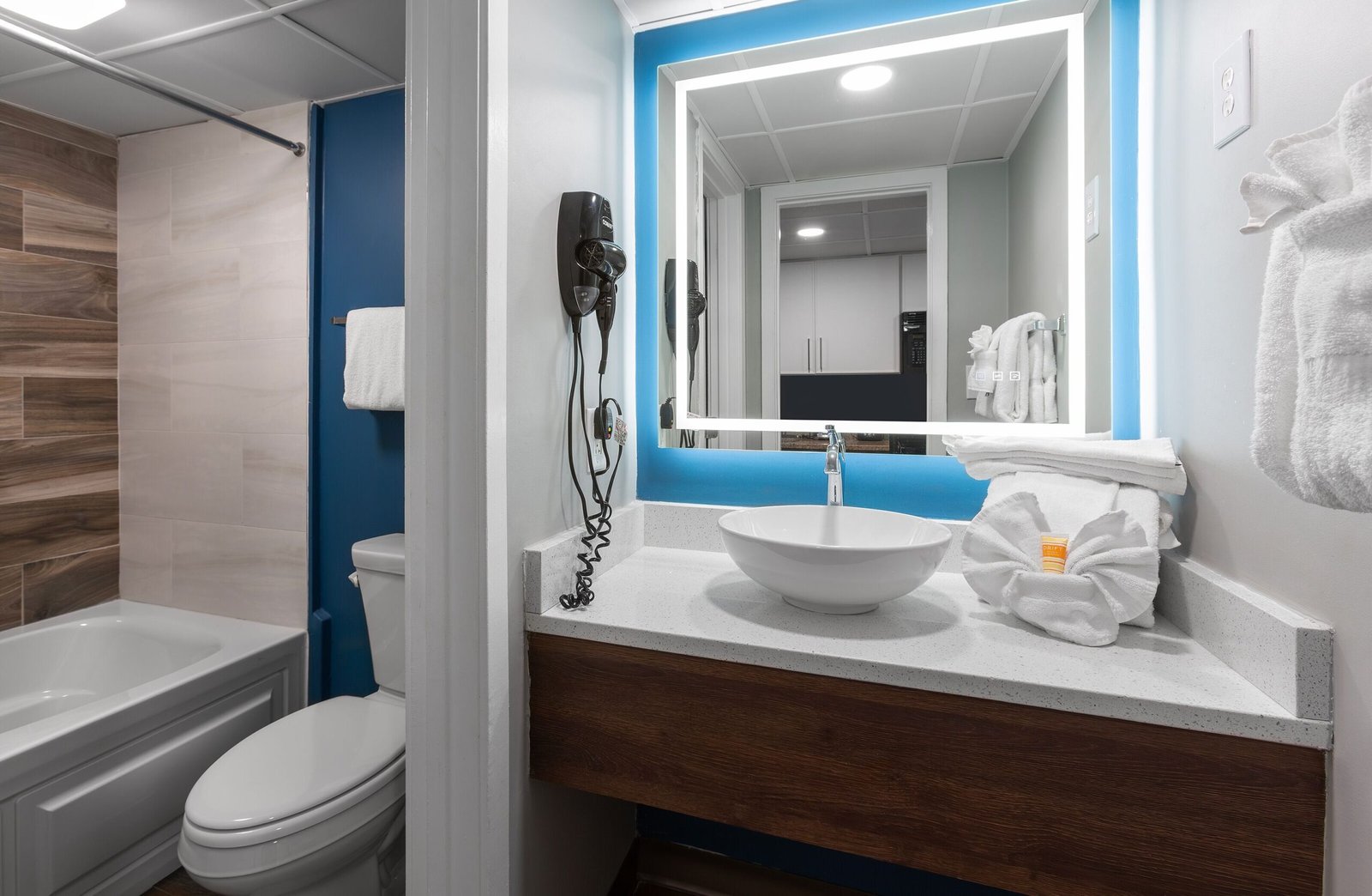 Crown Reef Beach Resort and Waterpark jacuzzi suite best for families