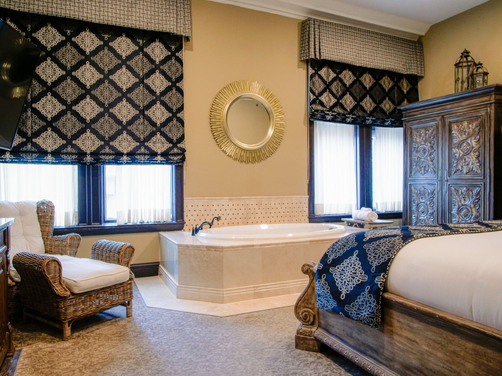 The Detroit Club soaking tub suite historic boutique downtown