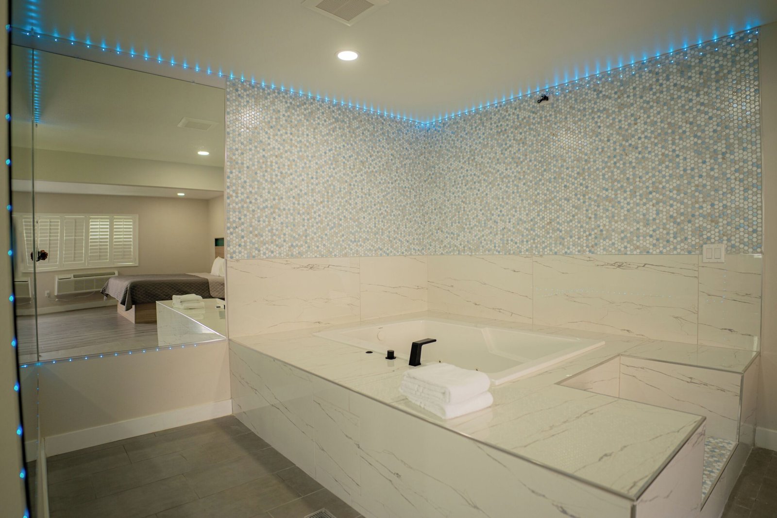 Flamingo Motel jacuzzi suite best private hot tub — noho