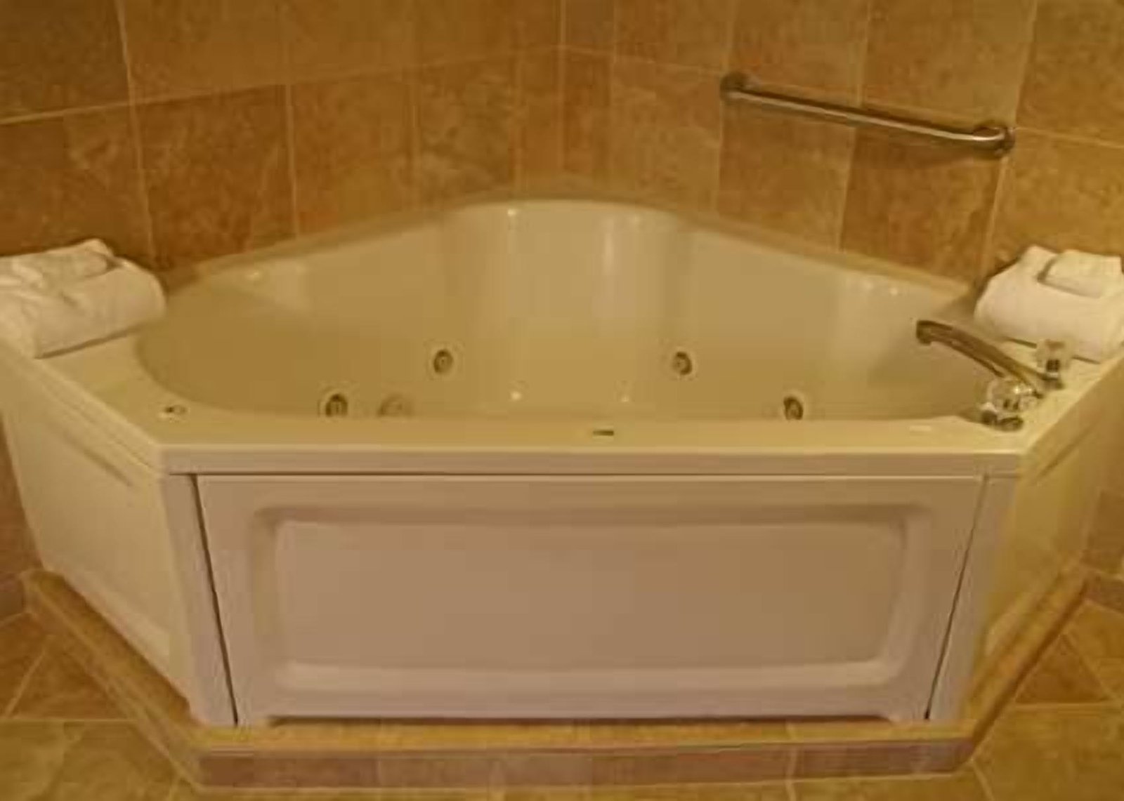 Hampton Inn Sevierville jacuzzi suite best near dolly parton statue