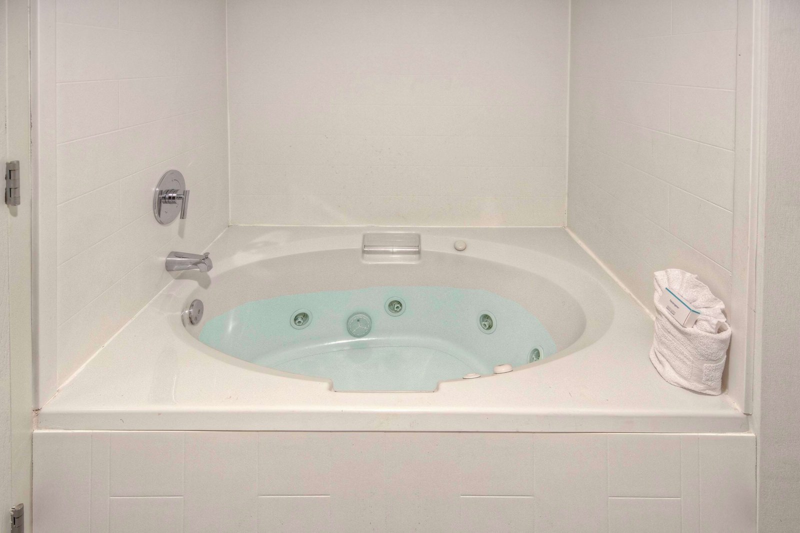 Hampton Inn & Suites Clermont jacuzzi suite best confirmed jetted tub value