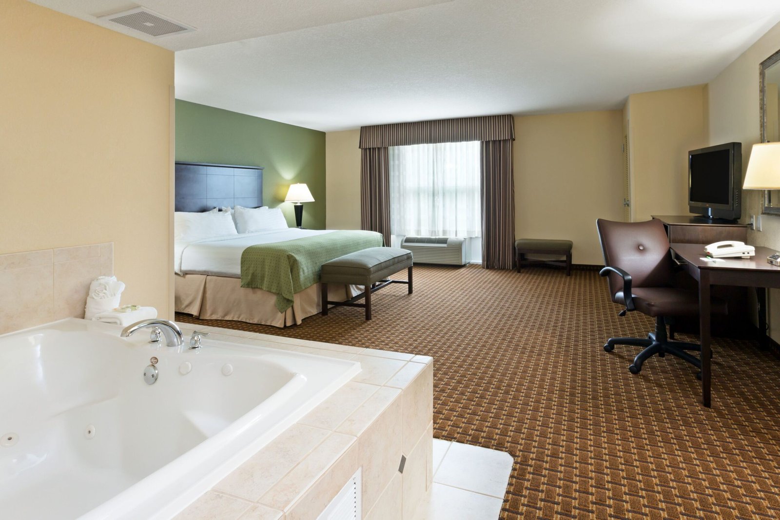 Holiday Inn Daytona Beach LPGA Boulevard by IHG jacuzzi suite best near lpga boulevard