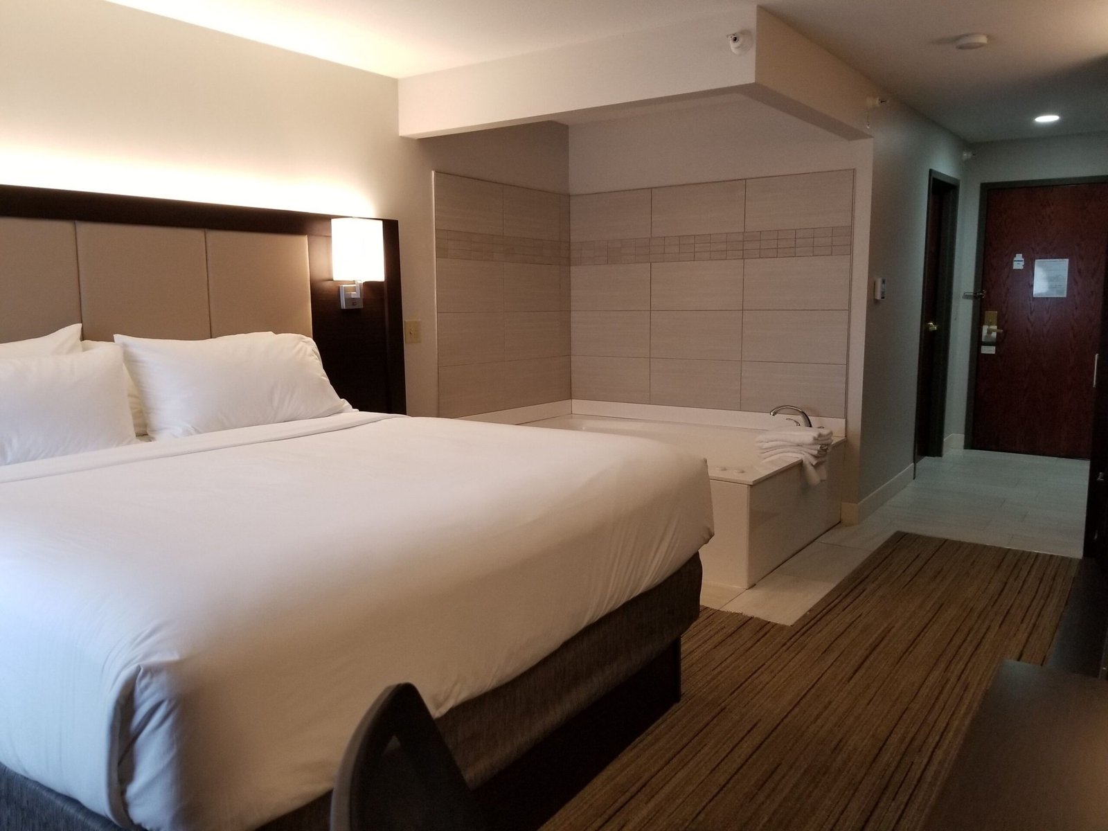 Holiday Inn Express Birch Run Frankenmuth Area by IHG jacuzzi suite rare double tub confirmation