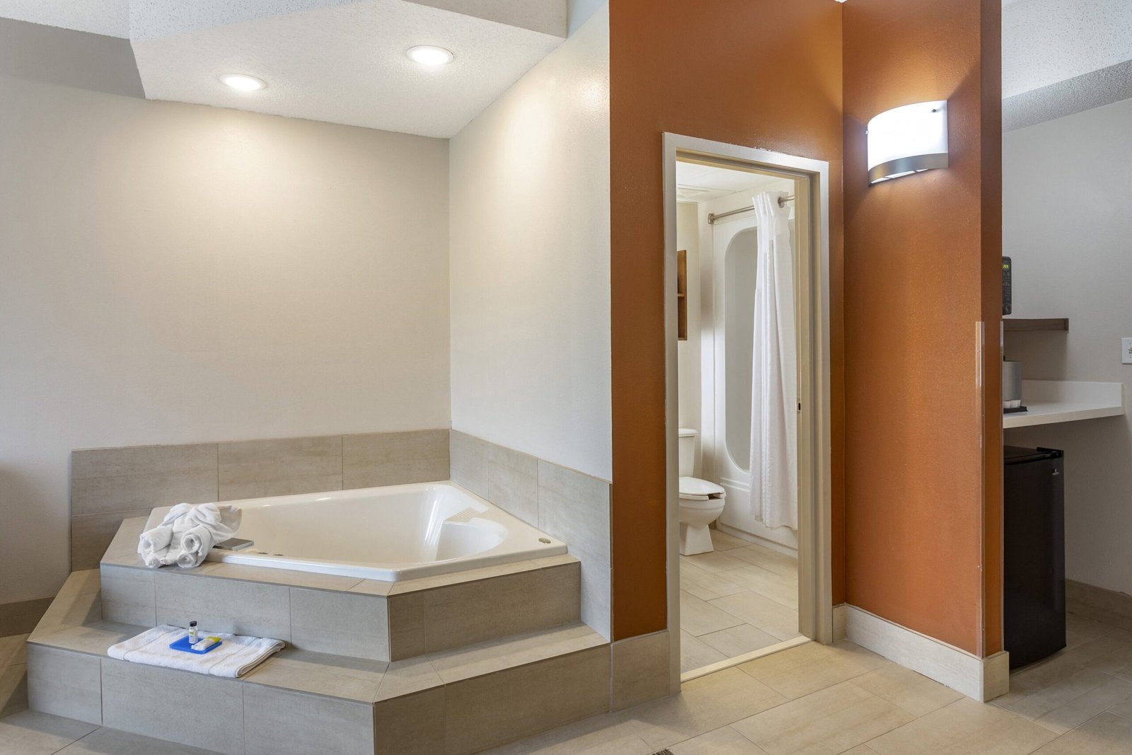 Holiday Inn Express Branson Green Mountain Drive by IHG jacuzzi suite best accessible suite