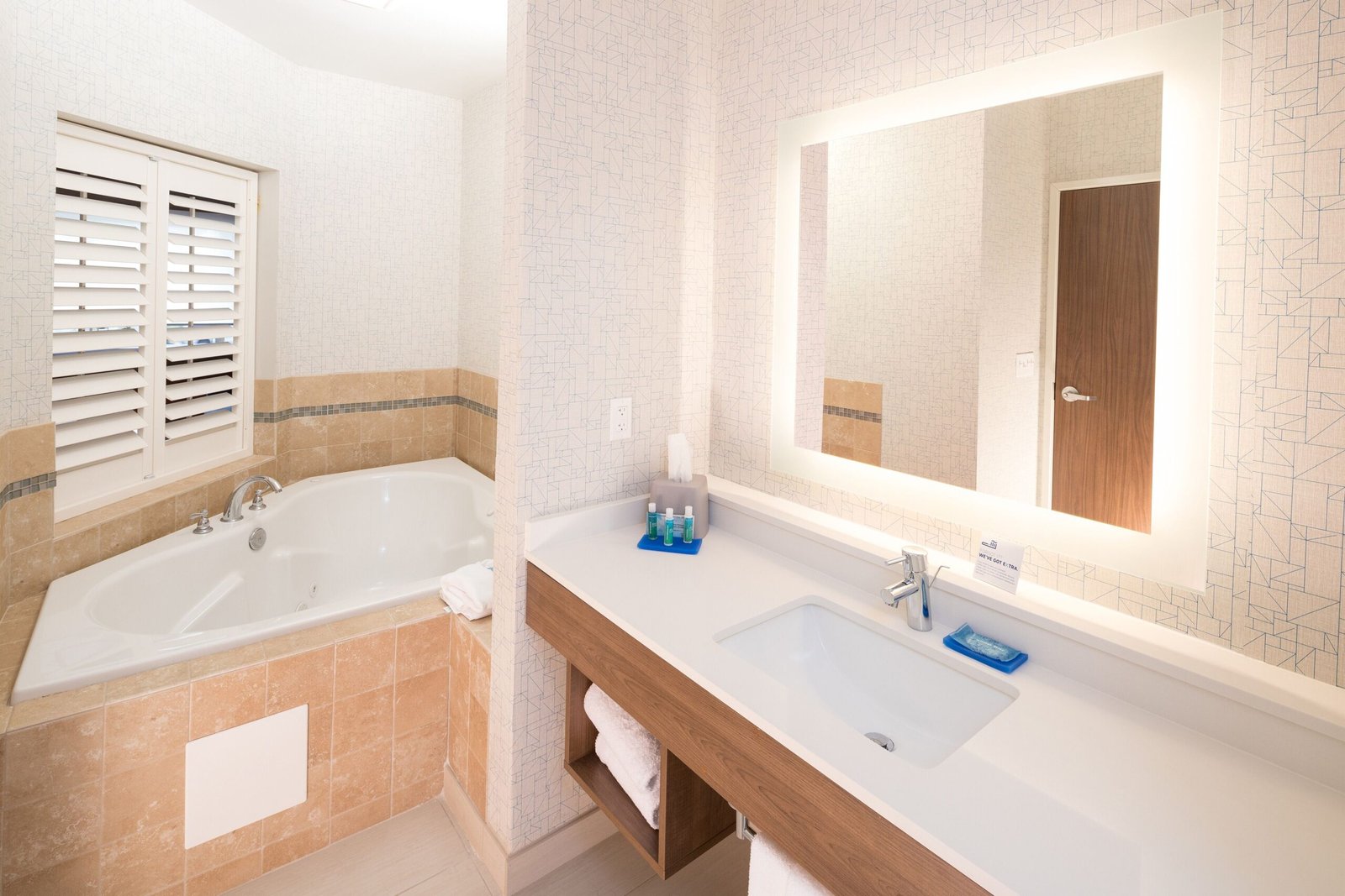 Holiday Inn Express Hotel & Suites Bay City by IHG jacuzzi suite highest-rated stay