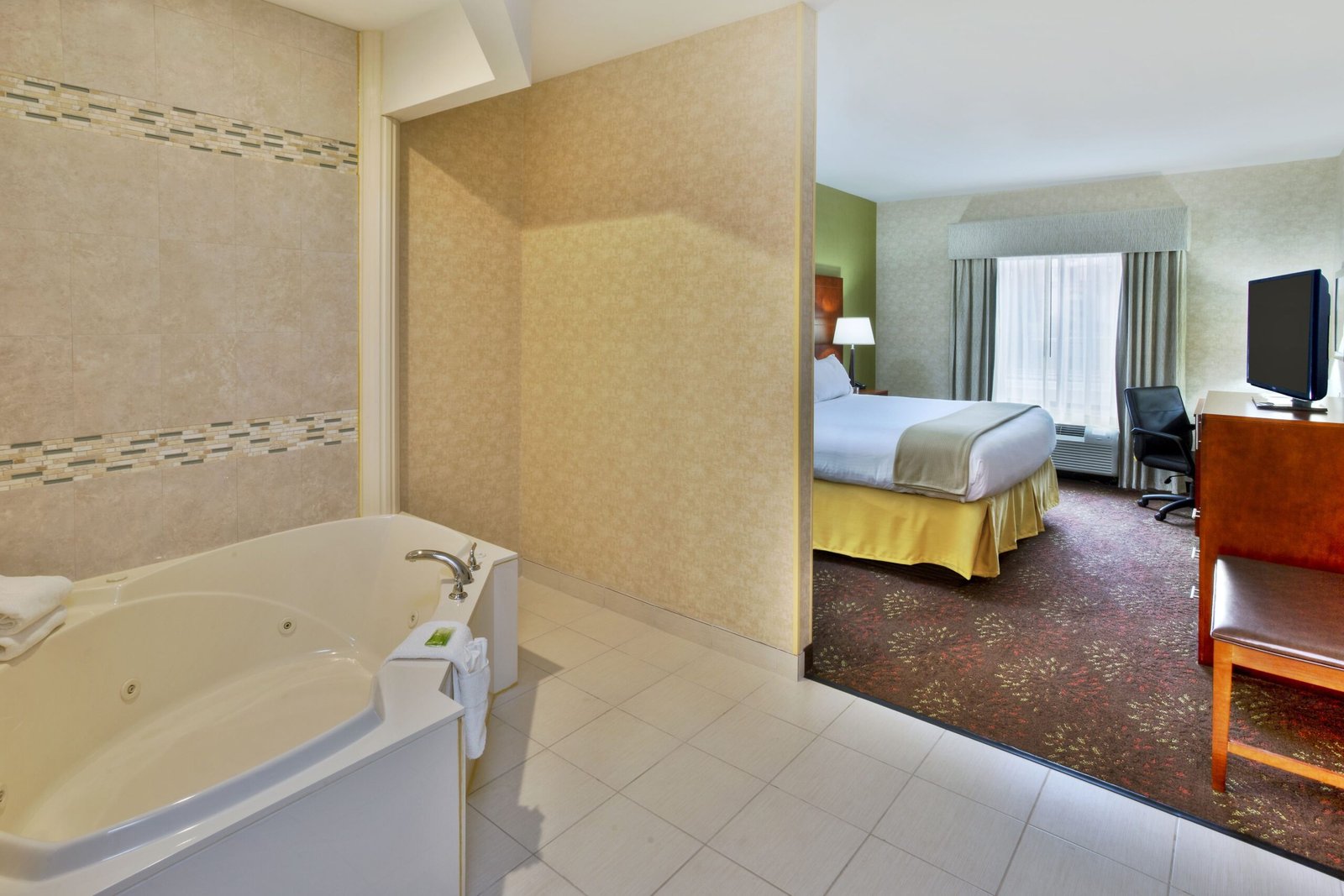 Holiday Inn Express Hotel & Suites Frankenmuth by IHG jacuzzi suite most spacious suite