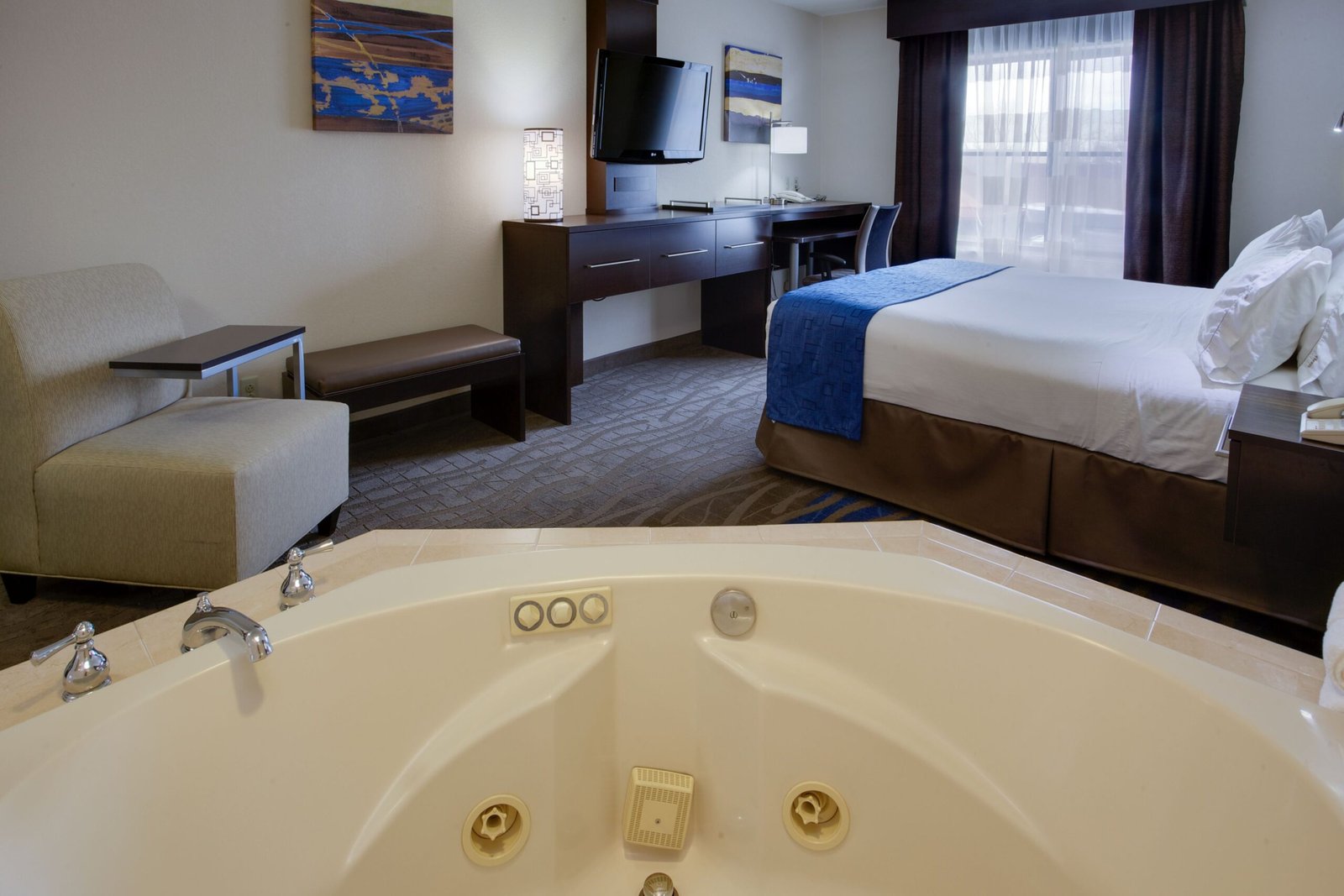 Holiday Inn Express Hotel Suites Carlstadt Meadowlands jacuzzi suite value