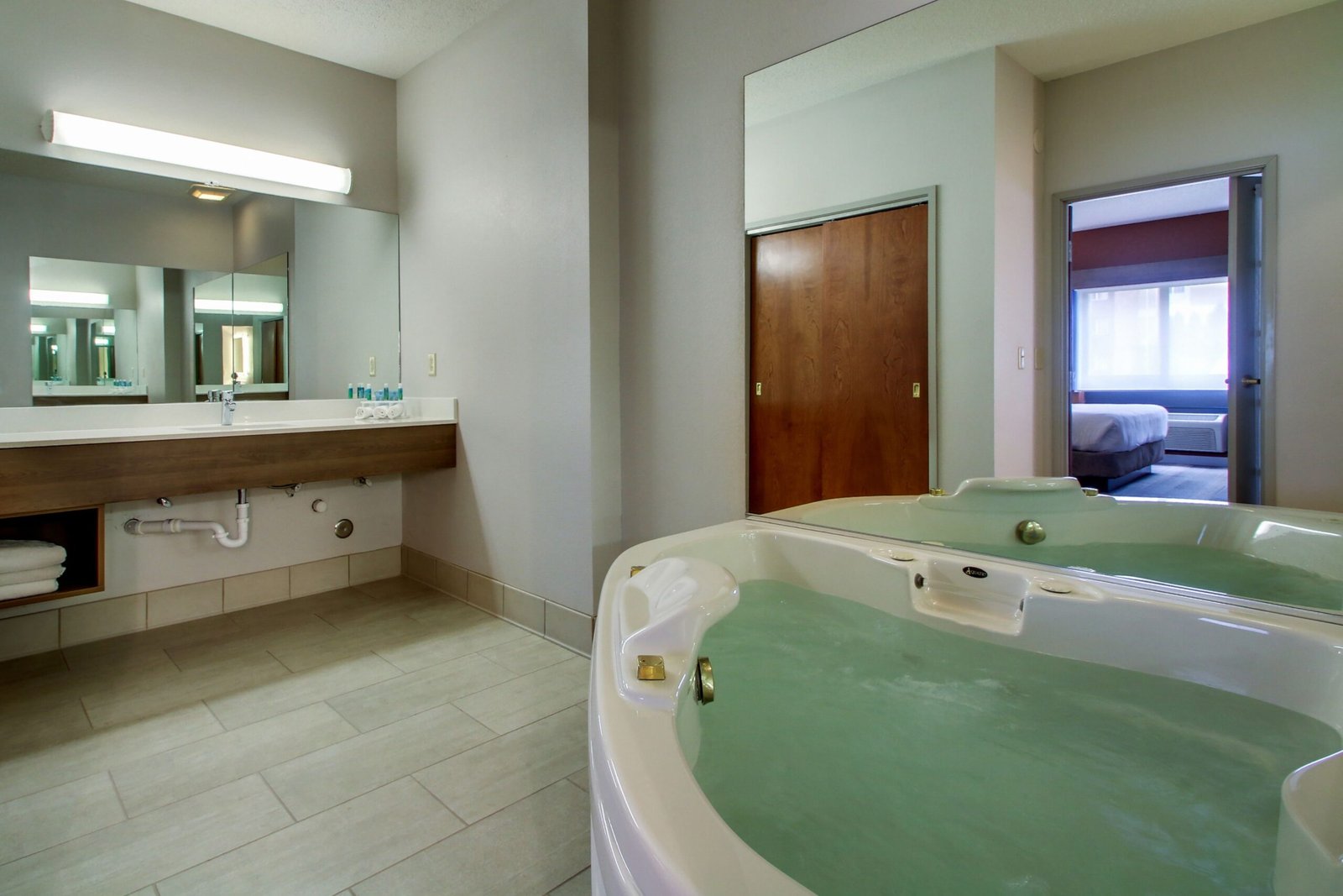 Holiday Inn Express Milwaukee North Brown Deer Mequon by IHG jacuzzi suite best near mequon