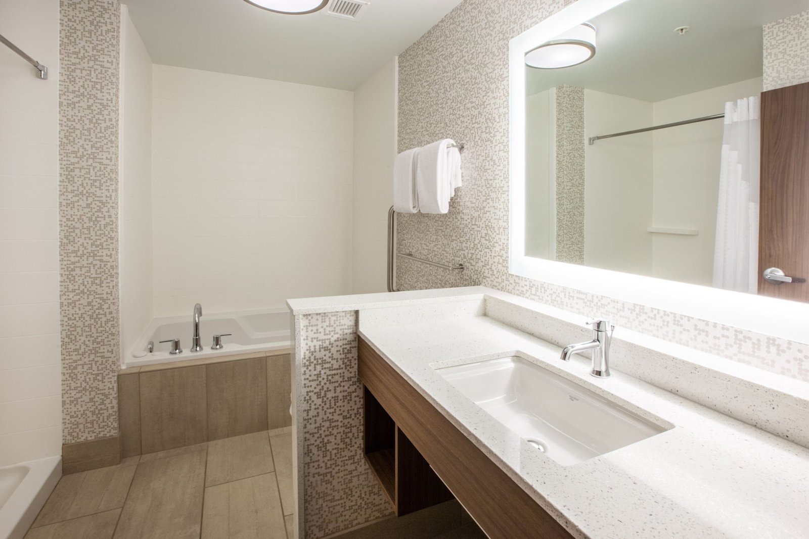 Holiday Inn Express & Suites Indianapolis NE - Noblesville by IHG jacuzzi suite best near hamilton town center