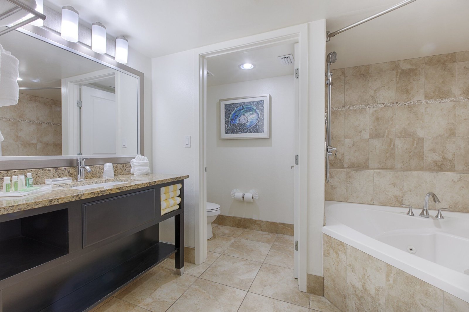 Holiday Inn Resort Daytona Beach Oceanfront by IHG jacuzzi suite best oceanfront stay