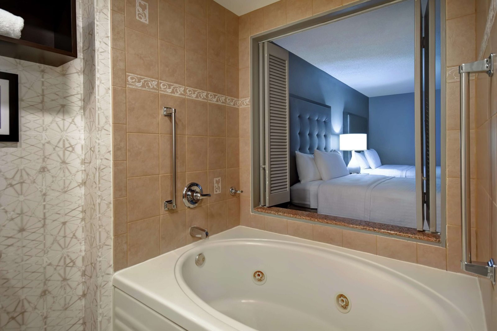 Homewood Suites by Hilton Edgewater New Jersey jacuzzi suite waterfront