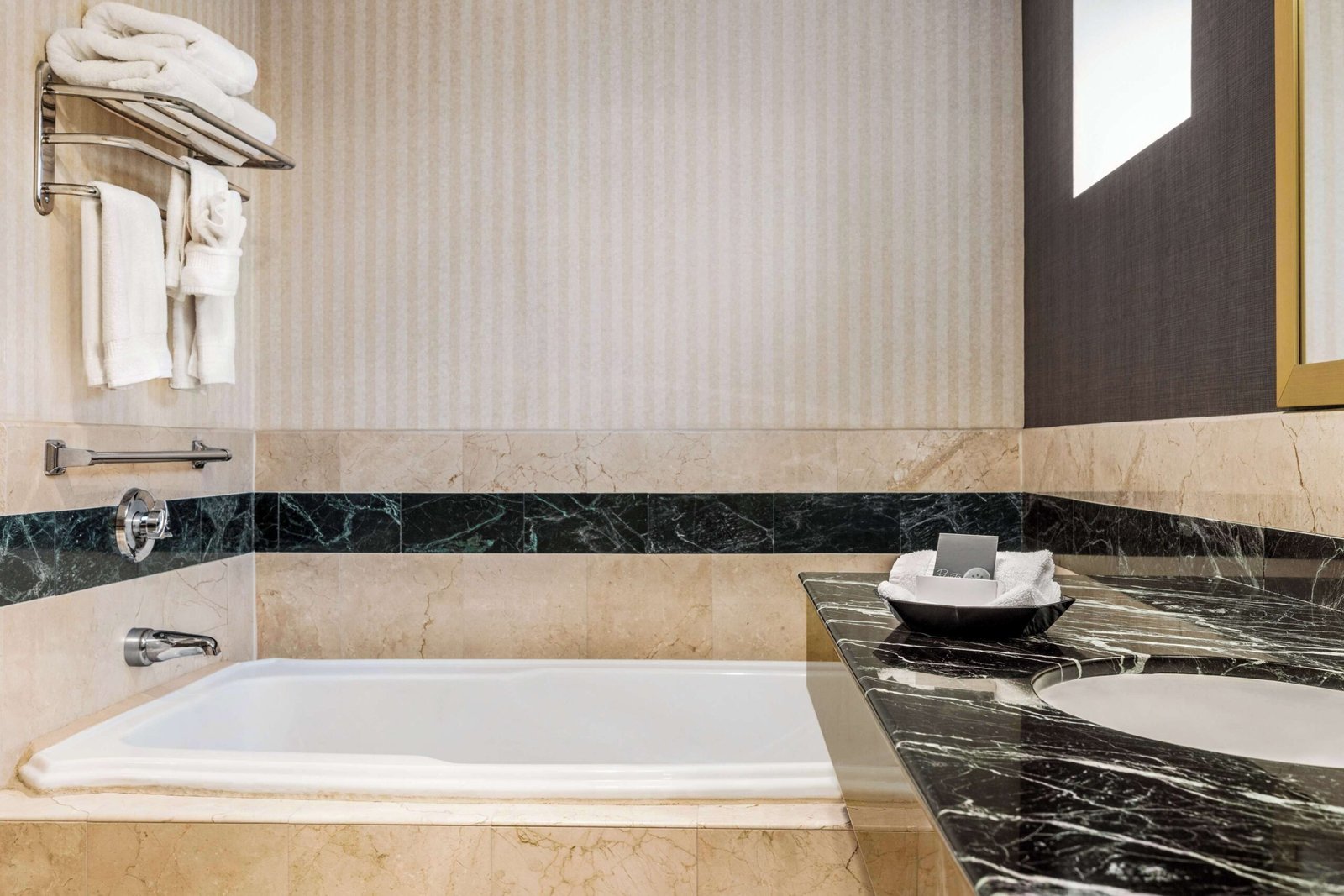 Inn at Great Neck WorldHotels Crafted jacuzzi suite Long Island