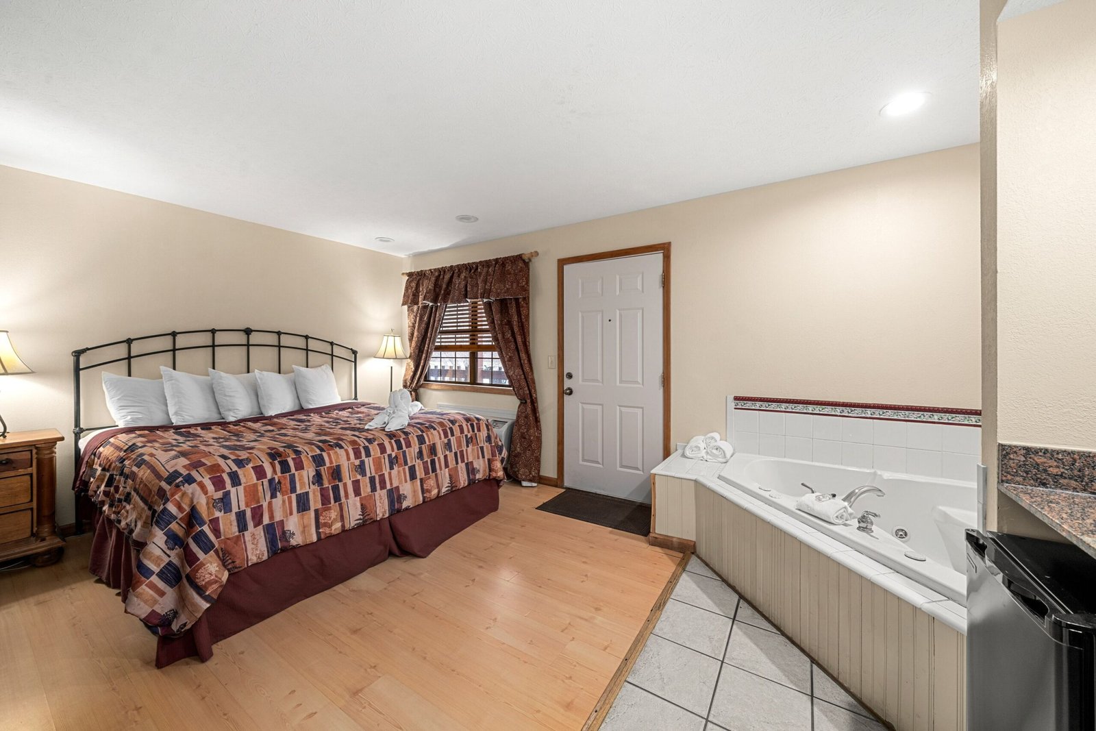 Jonathan Creek Inn jacuzzi suite best value