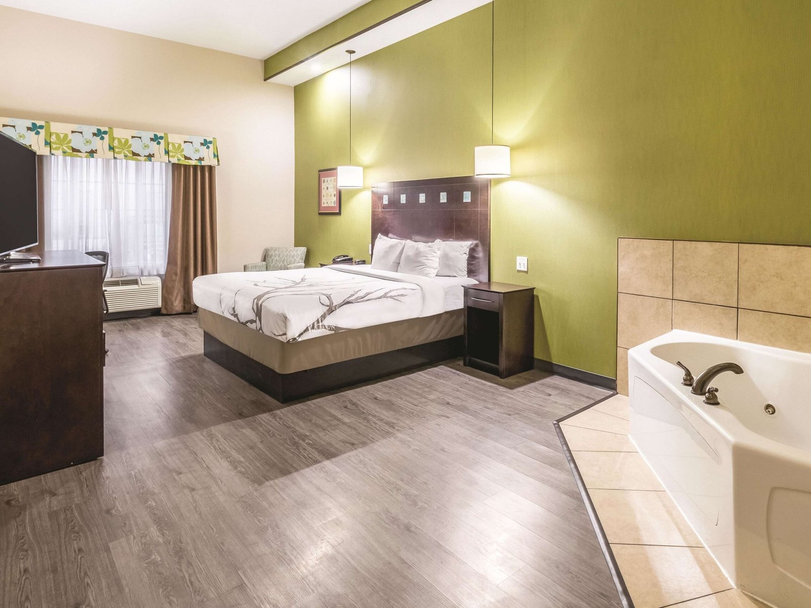 La Quinta Inn & Suites by Wyndham Dallas Grand Prairie South jacuzzi suite best near six flags & at&t stadium