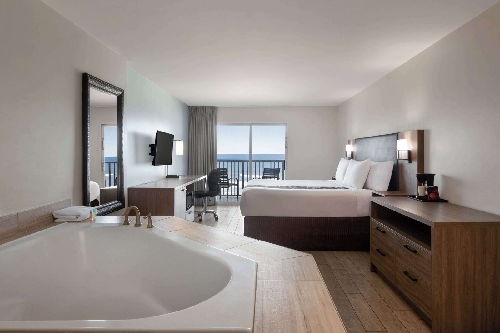La Quinta Inn & Suites by Wyndham Oceanfront Daytona Beach jacuzzi suite best near daytona boardwalk