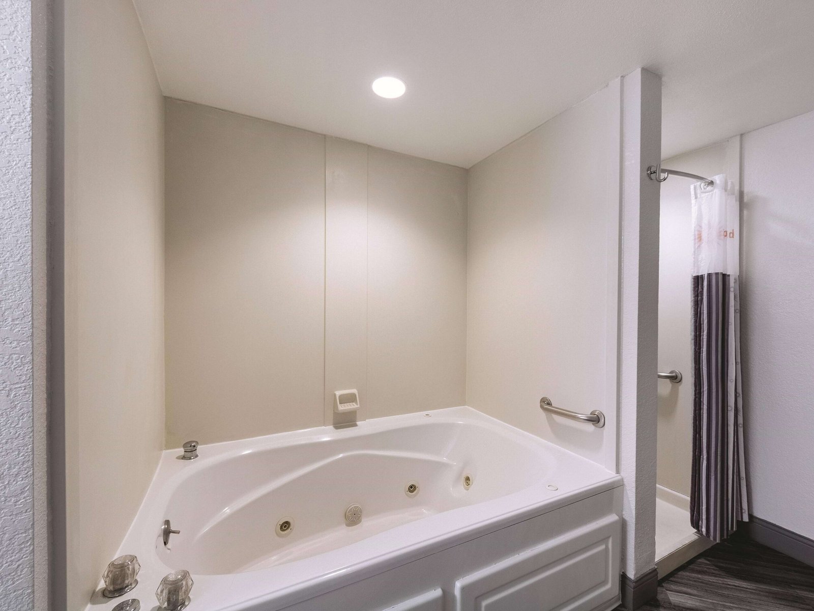La Quinta Inn & Suites by Wyndham San Antonio Downtown jacuzzi suite best near the river walk